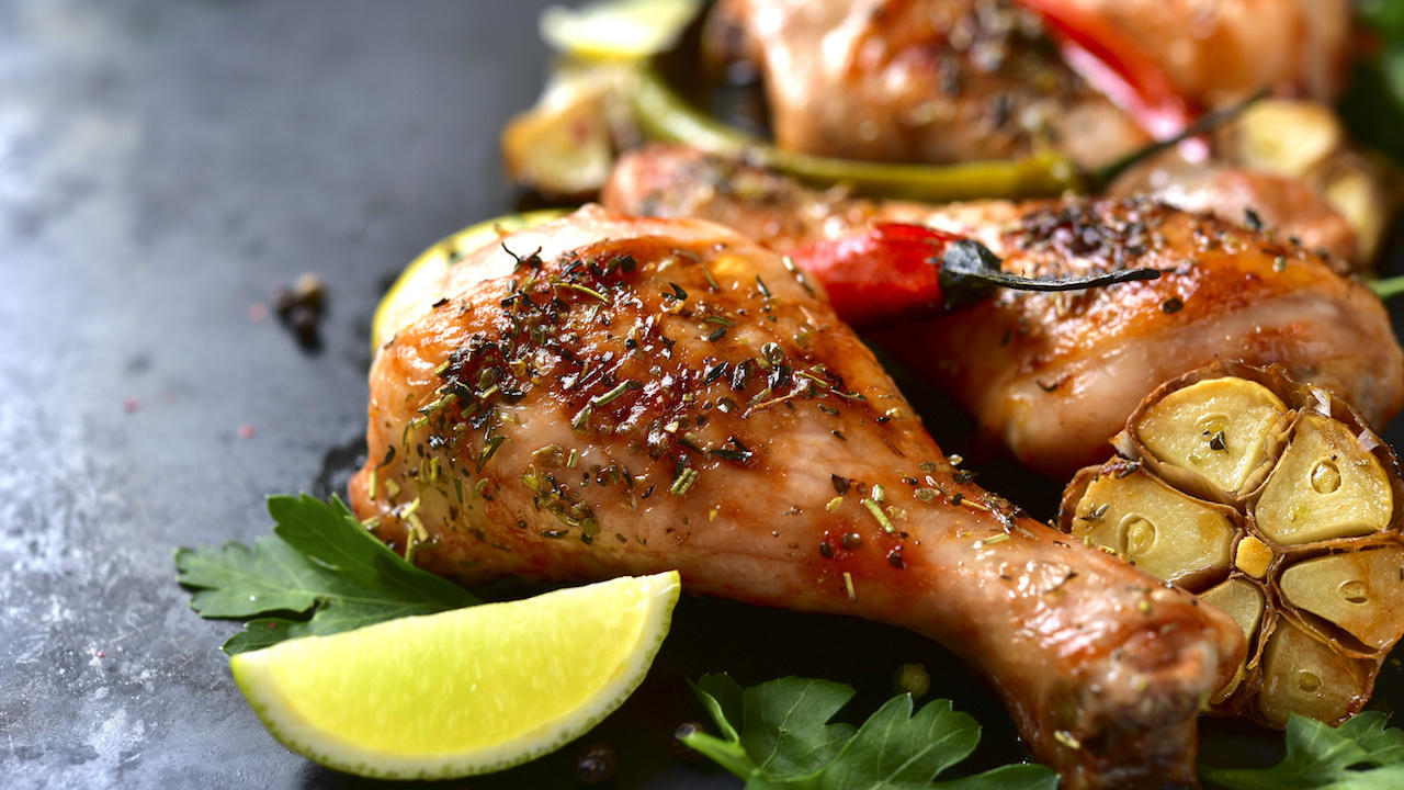 Barbecue-Chicken mit lauwarmem Gemüsesalat