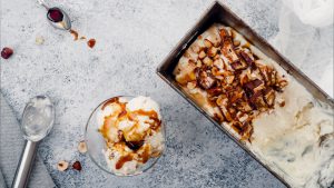 Vanille Eis mit Nüssen und Karamell