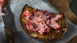Brot mit Erdbeer Butter