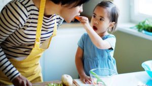 Mutter und Tochter kochen