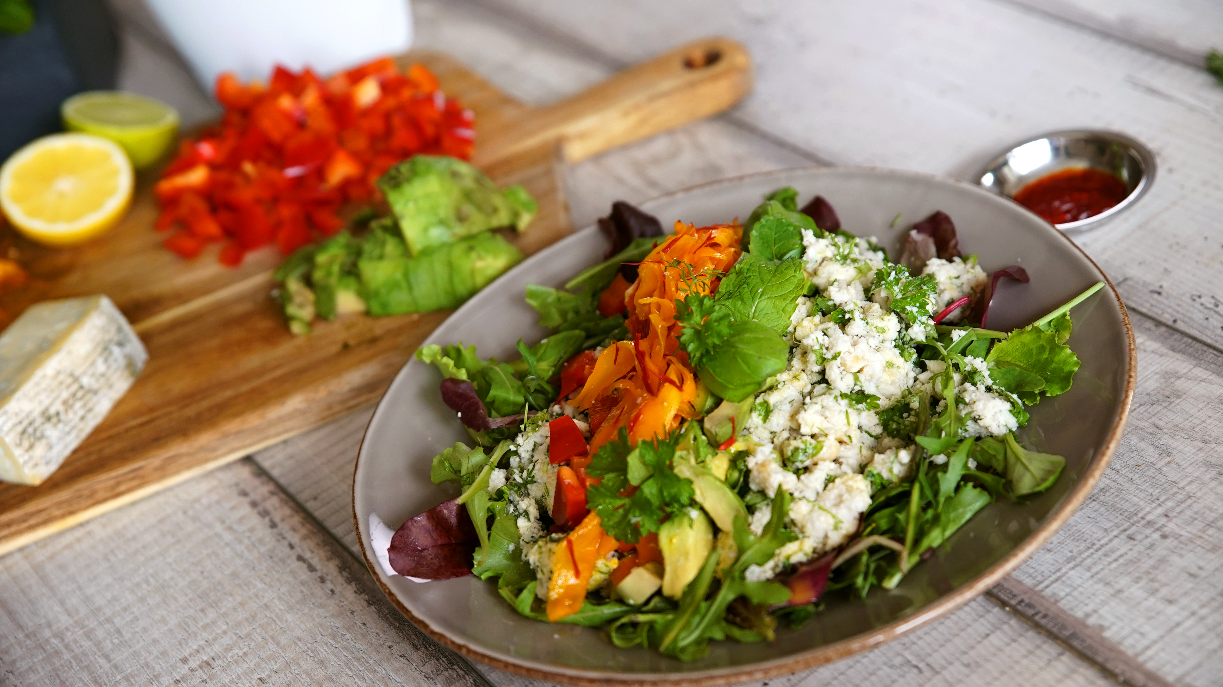 Couscous-Salat mit rohem Blumenkohl