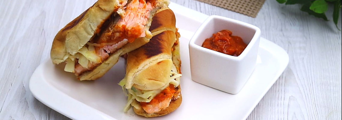 BBQ-Sandwich mit gegrilltem Lachs