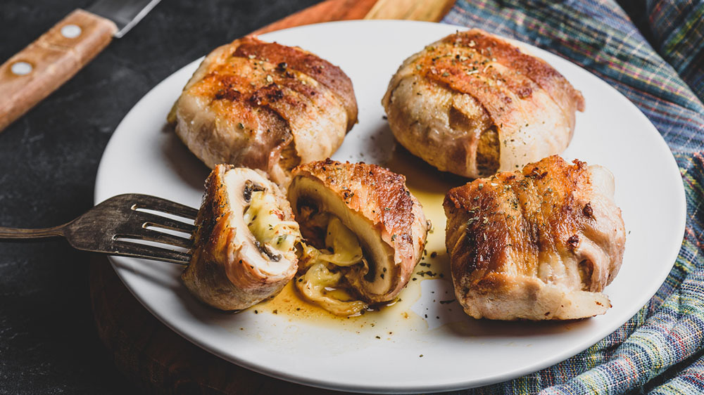 Champignons mit Käsefüllung und Baconmantel