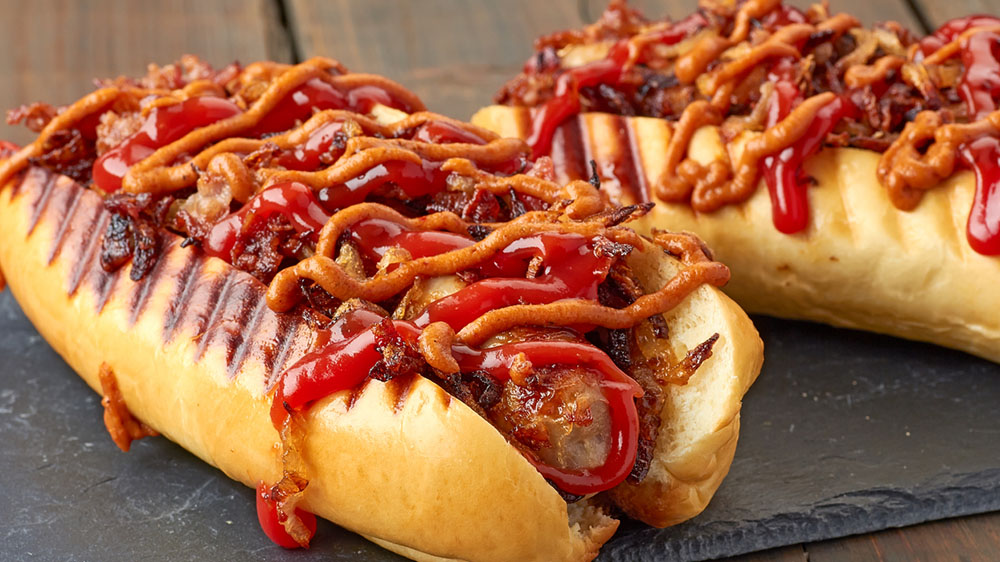 Hotdog mit Bratwurst und Currysauce