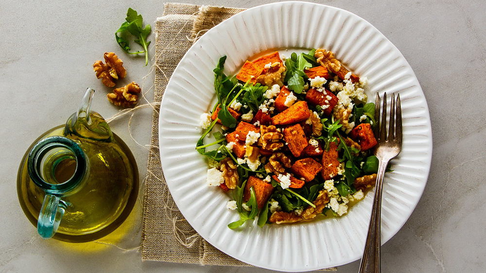 Süßkartoffel-Salat mit Rucola und Feta