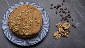 Kuchen mit Kaffee und Walnuss