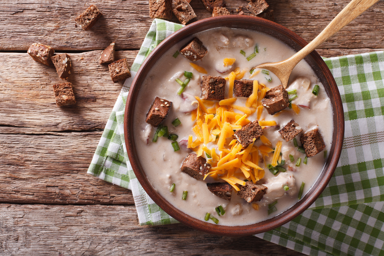 Cheddar-Brie-Suppe mit Apfel und Bier