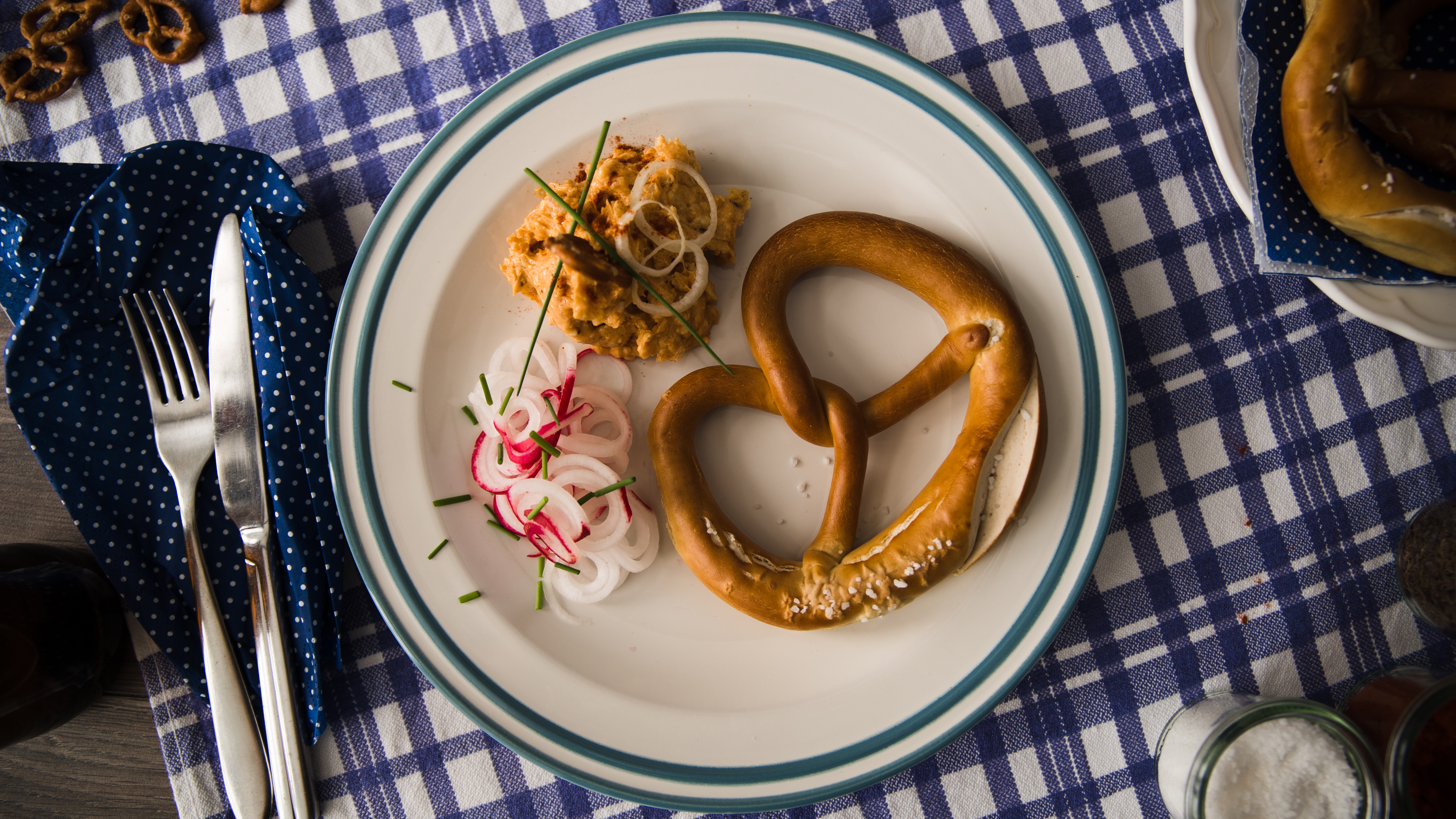 Obazda mit Brezel und Radieschensalat