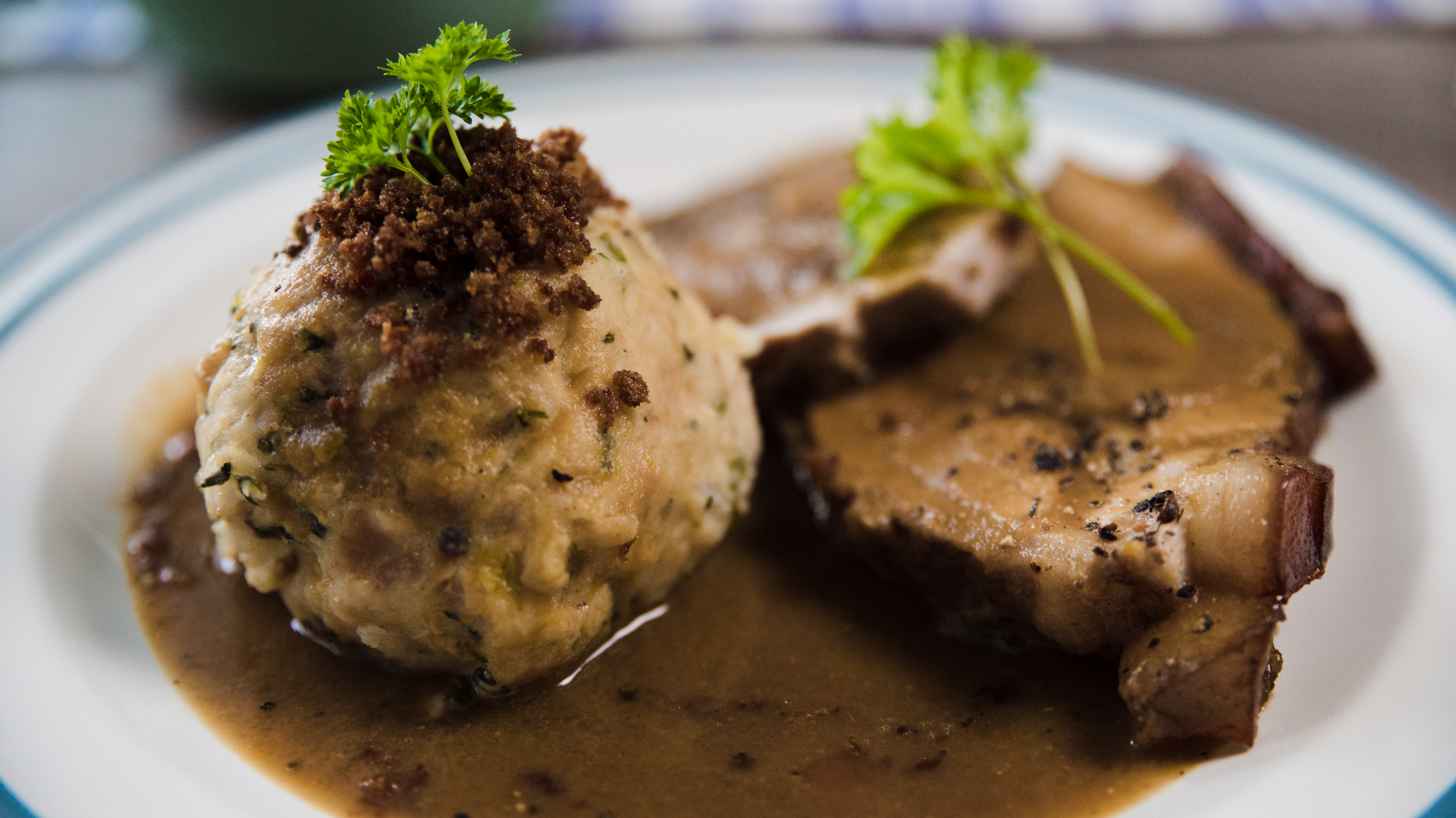 Semmelknödel: Knusprig mit Semmelbröseln