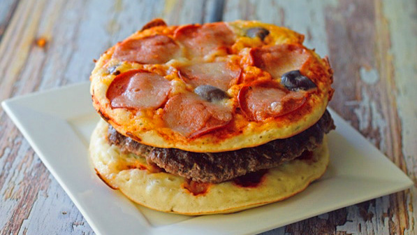 Gestapelt: Pizza-Burger