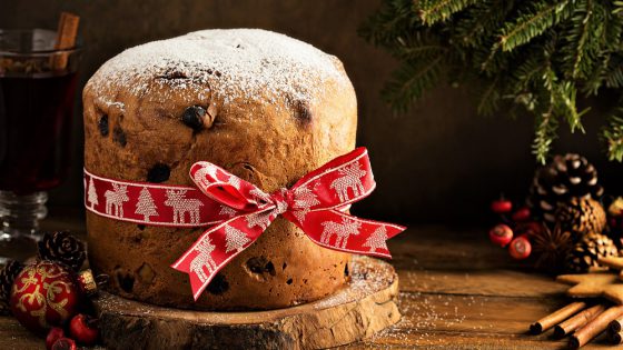 Traditioneller Weihnachts Panettone with dried fruits