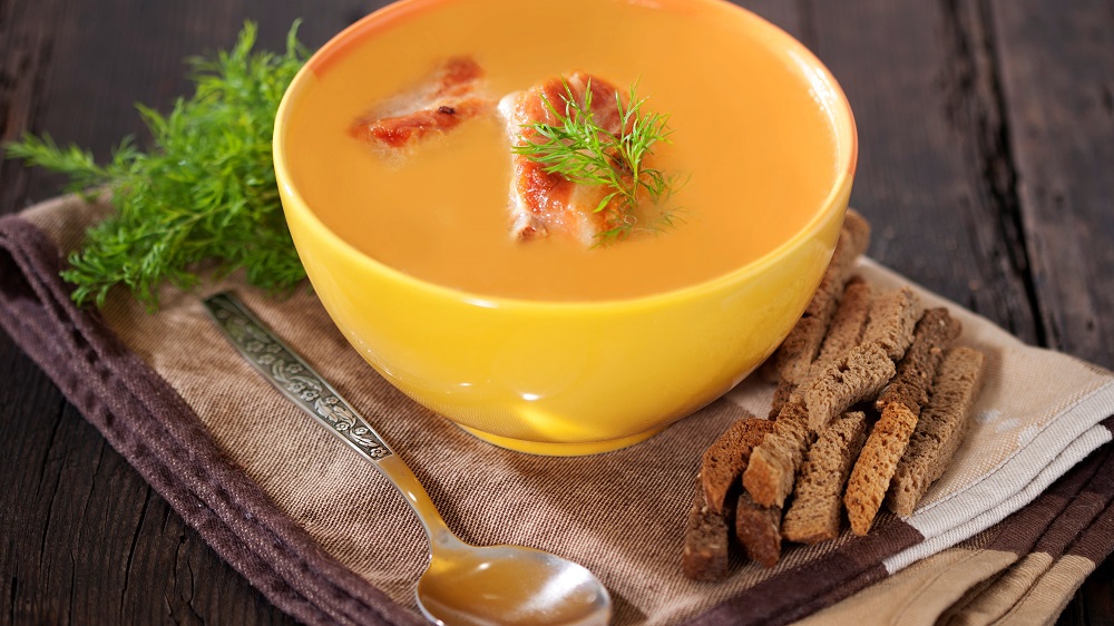 Cremige Erbsensuppe mit geräucherten Koteletts