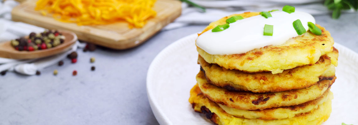 Kartoffel Käse Puffer mit Sauerrahm und Frühlingszwiebeln • Koch-Mit