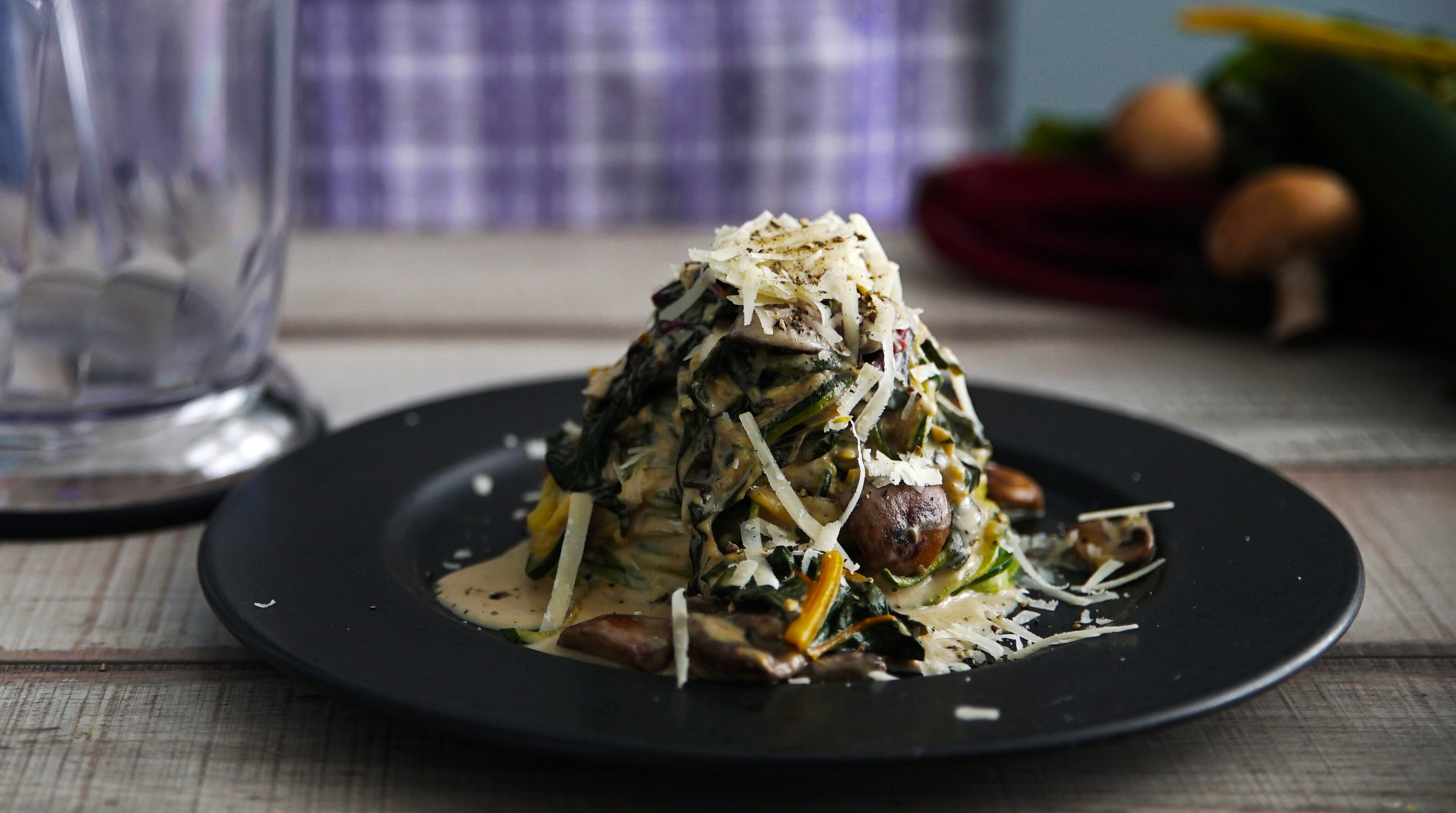 Zoodles mit Mangold-Mandelsahne-Sauce