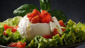Ein leckerer Büffelmozarella mit Salat und Tomaten