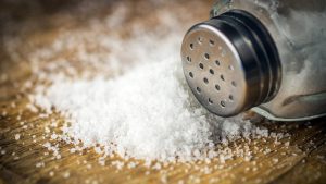 Essen retten: Salzstreuer mit ausgelaufenem Salz