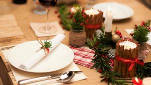 Teller auf einem Weihnachtstisch mit selbstgemachter Tischdeko