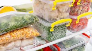 Gefrorenes Essen im Kühlfach eines Kühlschrank