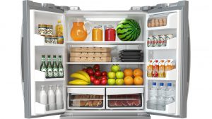 Kühlschrank offen mit Essen gefüllt