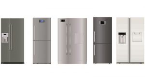 verschiedene edelstahl kühlschränke nebeneinander auf weißem Hintergrund