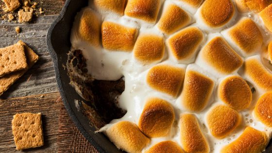 Schokolade und Marshmallows: Eine Pfanne voller S'mores
