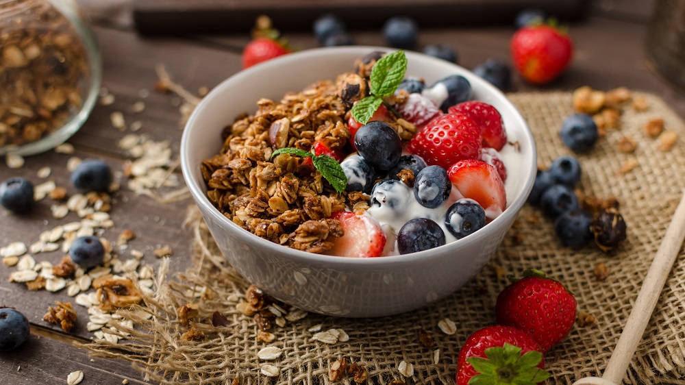 Müsli Granola Schüssel mit Früchten und Joghurt • Koch-Mit