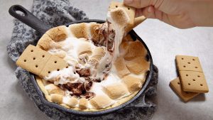 Schokolade und Marshmallows: Eine Pfanne mit S