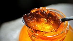 Marmelade selber machen: Biergelee auf einem Löffel Close Up