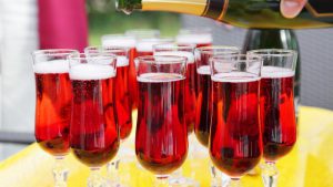Kir Royale wird aufgefüllt