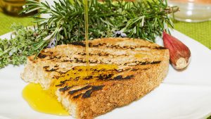 Bruschetta: Klassisch geröstetes Brot mit Olivenöl und Knoblauch serviert