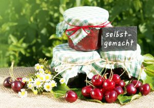 Marmelade selber machen: Selbst eingekochte Marmelade mit Kirschen auf einem Tisch