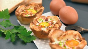 Eier kochen: Leckere Ei Muffins mit Toast und Spiegelei