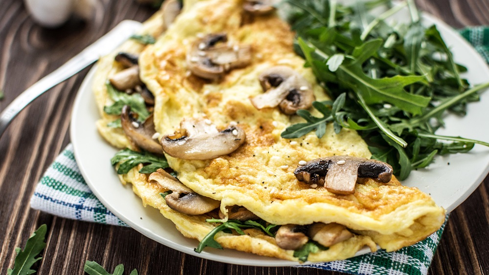 Eierkochen: Leckeres Omelette mit Pilzen und Rucola