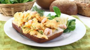 Eier kochen: Fluffiges Rührei mit leckeren Garnelen