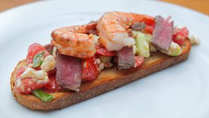 Brunch-Ideen: Bruschetta belegt mit Surf & Turf, bestehend aus Tomaten, Filetsteak und Garnelen