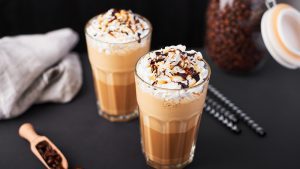 Brunch-Ideen: 2 Gläser mit Eierlikör-Latte