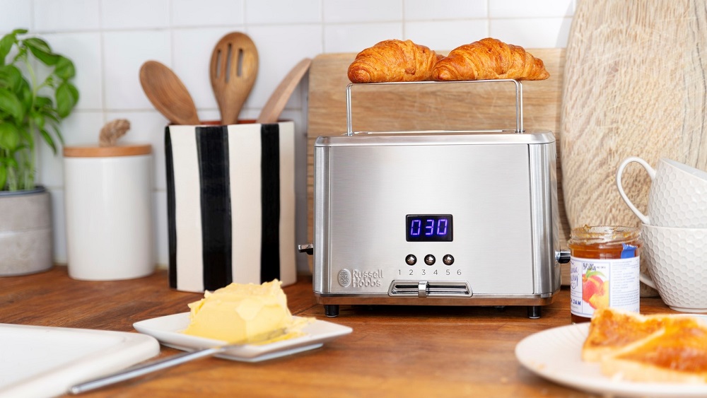Häppchen: Toaster von Russell Hobbs. Auf dem Brötchenaufsatz liegen zwei Croissants