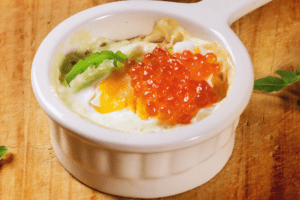 Brunch-Ideen: Eine kleine Schale mit einem gebackenen Ei drin. Als Topping roter Kaviar