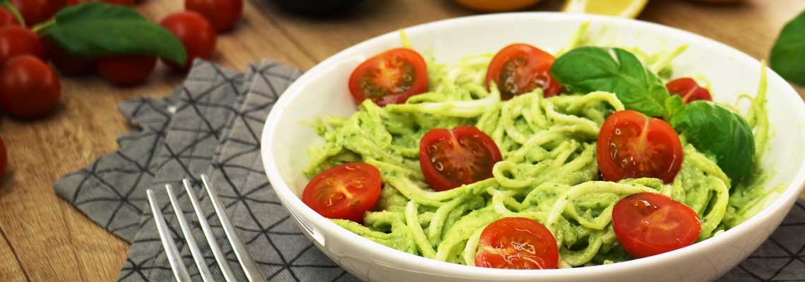 Low Carb Zucchini Nudeln mit Avocado Pesto • Koch-Mit