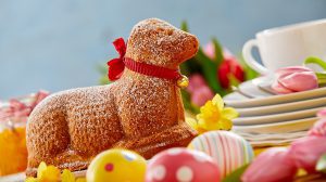 Backen zu Ostern: Osterlamm mit Tulpen auf einer kaffetafel