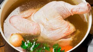 Huhn mit Suppengemüse für Hühnerfrikassee