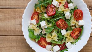 Nudelsalat mit Feta und Rucola