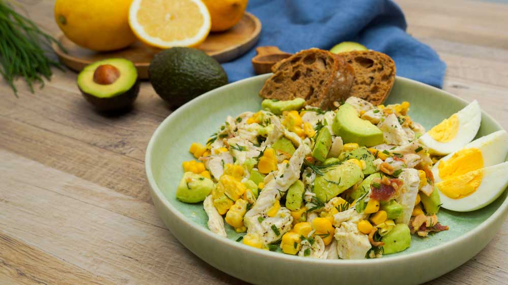 Hähnchen Avocado Salat mit Speck, Mais und Ei • Koch-Mit
