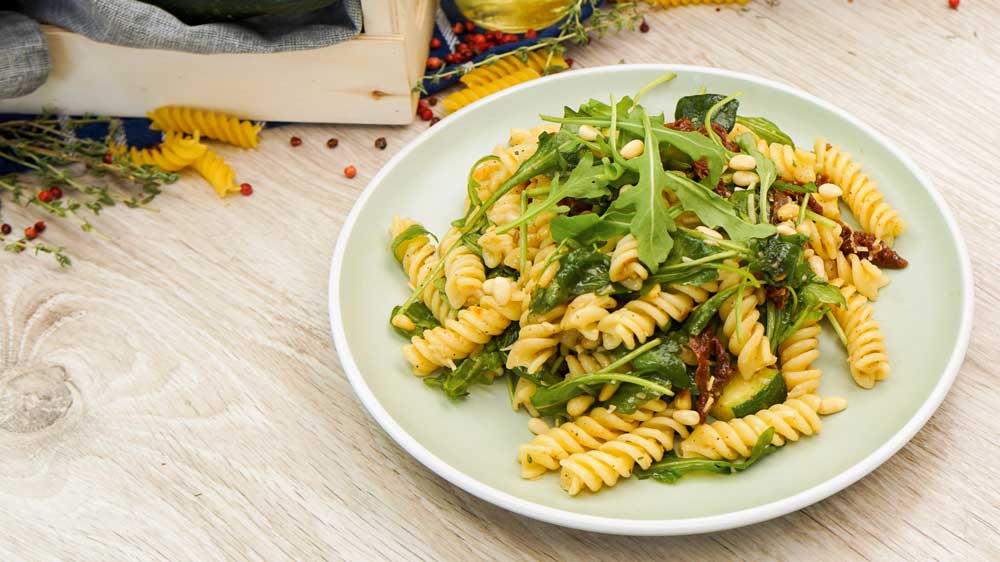 Italienischer Nudelsalat mit Rucola