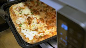 Bauknecht Mikrowelle: Pizza backt in der Mikrowelle