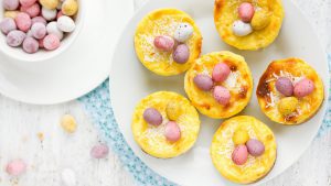 Osterkuchen: Leckere Minikäsekuchen mit Ostereiern topshot