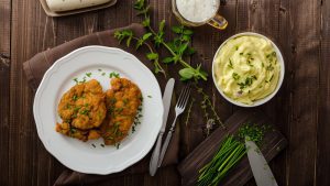 Dukatenschnitzel mit Kräutern und Kartoffelbrei