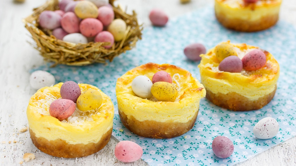 Osterkuchen: Leckere Minikäsekuchen mit Ostereiern