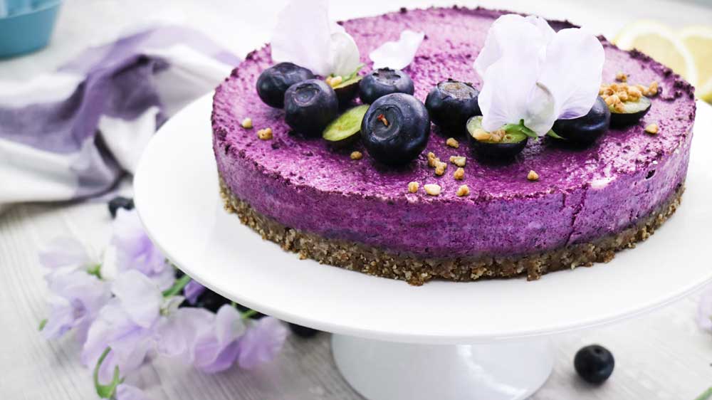 Blaubeerkuchen mit Blüten