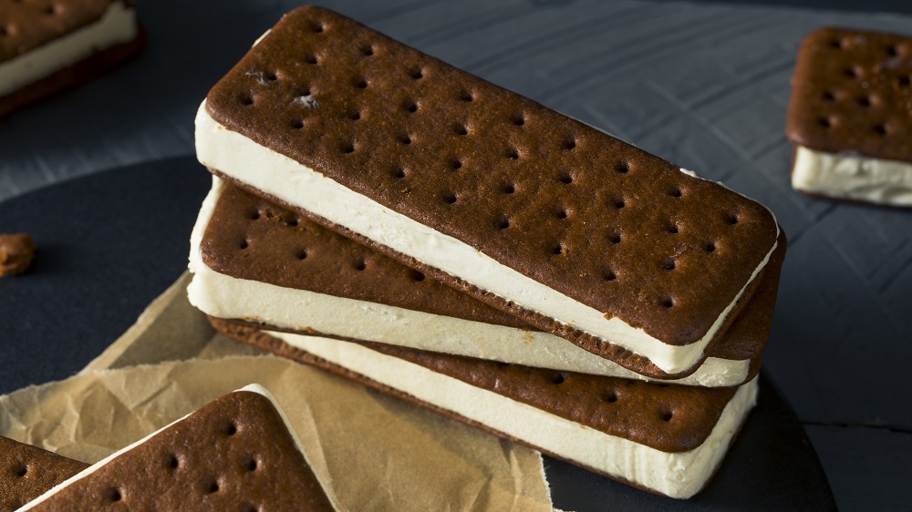 Sandwich-Eis selber machen - Vanilleeis zwischen Schoko-Keksen